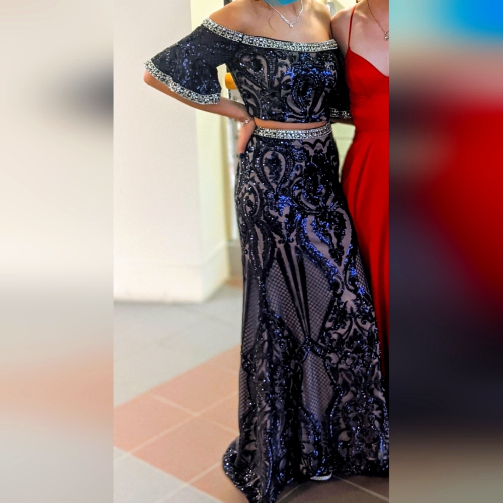 2 piece off the shoulder.. Navy Blue formal dress. Size 6 Gorgeous!
